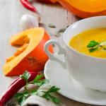 Klassisches Rezept für cremige Kürbissuppe: Kochmethode und Tipps