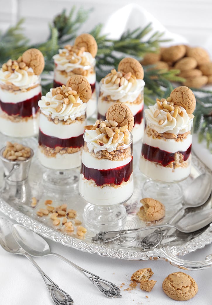 Cherry Amaretti Trifles - Посыпать выпечку